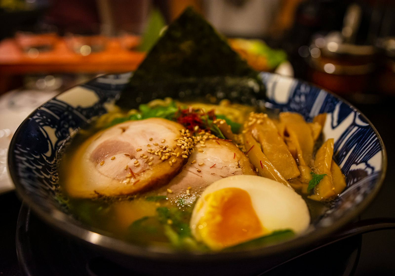 夜、湯気の立つ一杯を出す店の一皿